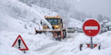 الثلوج تقطع عدة طرق بإقليم إفران