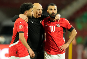 صلاح يسخر من تصريح حسام حسن (فيديو)