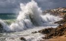 تبلغ 8 أمتار.. أمواج عالية تضرب سواحل مغربية ومسؤول بـ الأرصاد يوضح