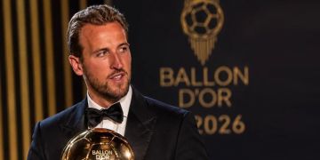 هاري كين يتوج بجائزة الكرة الذهبية لعام 2026 هاري كين يتوج بجائزة الكرة الذهبية لعام 2026