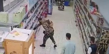 يعاني من خلل عقلي.. إيقاف شخص أثار فوضى داخل إحدى المحلات التجارية بتطوان يعاني من خلل عقلي.. إيقاف شخص أثار فوضى داخل إحدى المحلات التجارية بتطوان
