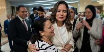 لحظات إنسانية.. ليلى بنعلي تودع موظفيها بالدموع لحظات إنسانية.. ليلى بنعلي تودع موظفيها بالدموع