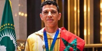 أستاذ مغربي يتوج بالجائزة القارية للاتحاد الإفريقي للمعلمين أستاذ مغربي يتوج بالجائزة القارية للاتحاد الإفريقي للمعلمين