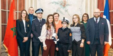 طفل مغربي مصاب بمرض نادر يعيش لحظة وطنية بباريس