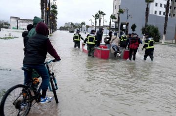 خوفا من السيول.. حافلات وقوارب تنقل سكان القصر الكبير إلى أماكن آمنة خوفا من السيول.. حافلات وقوارب تنقل سكان القصر الكبير إلى أماكن آمنة