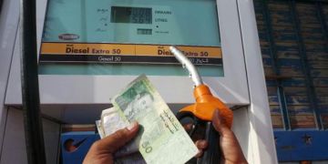 خبير يتوقع أن تصل أسعار المحروقات إلى 18 درهما بالمغرب خبير يتوقع أن تصل أسعار المحروقات إلى 18 درهما بالمغرب