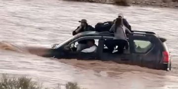 إنقاذ سياح حاصرتهم مياه واد نواحي زاكورة إنقاذ سياح حاصرتهم مياه واد نواحي زاكورة