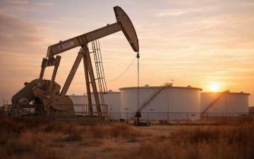 النفط يتجاوز 100 دولار بعد هجمات ناقلات وتعطل ميناء عمان