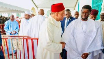 السفير المغربي بدكار ينفي شائعات المنع ويؤدي صلاة العيد رفقة الرئيس السنغالي
