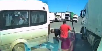 سائقو نقل المستخدمين يتبرؤون من زميل اعتدى على سائق شاحنة بـهراوة سائقو نقل المستخدمين يتبرؤون من زميل اعتدى على سائق شاحنة بـهراوة