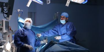 سابقة.. نجاح عمليتين دقيقتين لتثبيت الخصية بالمنظار لطفلين بمدينة مغربية -صور