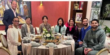 الوالي يجمع سفير كوريا الجنوبية وعائلته عل مائدة الإفطار -صورة