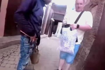 سائح أجنبي وزوجته يشكران أمن مراكش.. ما القصة؟ سائح أجنبي وزوجته يشكران أمن مراكش.. ما القصة؟