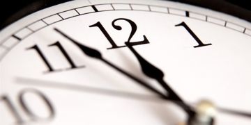 حملة وطنية تستنكر قرار الحكومة العودة إلى الساعة الإضافية