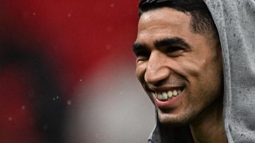 بعد قرار الكاف تتويج المغرب.. هذا ما فعله حكيمي أمام الصحافيين