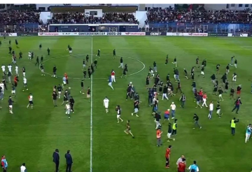 الجماهير تقتحم ملعب مباراة أولمبيك آسفي المغربي واتحاد العاصمة الجزائري