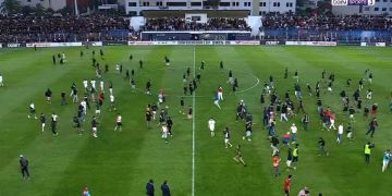 شغب مشجعي اتحاد العاصمة واقتحامهم لأرضية الملعب يربك انطلاق المباراة