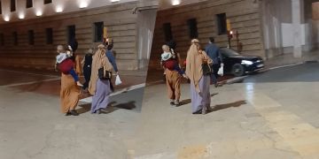 نساء منقبات يطاردن السياح الأجانب قرب مقر البرلمان