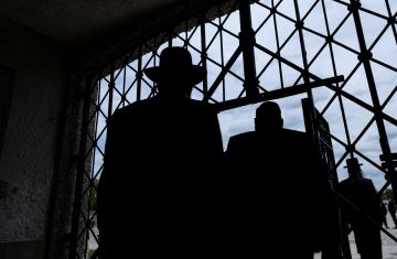 إسرائيليون متطرفون يقومون بطقوس دينية بشوارع دولة عربية و غضب عارم على سكوت السلطات (فيديو)