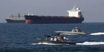 إيران تفتح مضيق هرمز وترامب يرحب