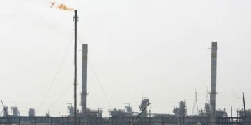 3 جرحى إثر سقوط شظايا صاروخي إيراني على منشأة غاز بالإمارات