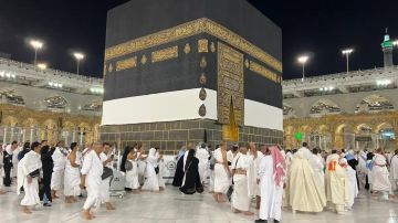 حجاج بيت الله الحرام يؤدون طواف الإفاضة