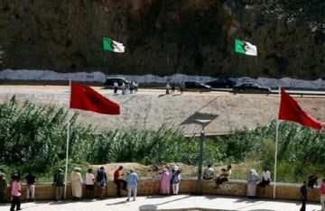 الجزائر تسلم الرباط 21 مواطنا مغربيا الجزائر تسلم الرباط 21 مواطنا مغربيا