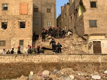 فاجعة في فاس.. انهيار عمارة سكنية يخلف قتلى وجرحى والبحث متواصل تحت الأنقاض فاجعة في فاس.. انهيار عمارة سكنية يخلف قتلى وجرحى والبحث متواصل تحت الأنقاض