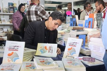بوخصاص يوقع كتابا جديدا حول التأثير الناعم في الإعلام