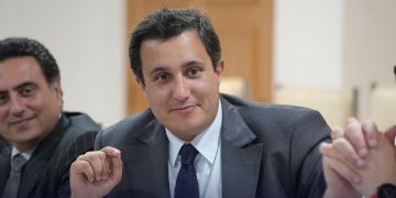 عوكاشا: الأغلبية البرلمانية ملزمة بمساندة الحكومة لكن ذلك لا يقويض أدوارها الرقابية عوكاشا: الأغلبية البرلمانية ملزمة بمساندة الحكومة لكن ذلك لا يقويض أدوارها الرقابية