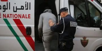 نسج علاقات عاطفية بهدف النصب والاحتيال.. غيني مطلوب لدى الأنتربول يقع في قبضة أمن مطار البيضاء نسج علاقات عاطفية بهدف النصب والاحتيال.. غيني مطلوب لدى الأنتربول يقع في قبضة أمن مطار البيضاء
