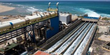 المغرب يعول على تحلية مياه البحر لتأمين 60 من الماء الشروب المغرب يعول على تحلية مياه البحر لتأمين 60 من الماء الشروب