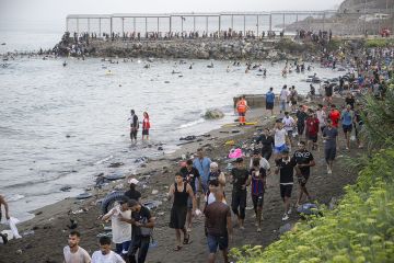 سانشيز يكشف عن ثغرة استغلتها عصابات التهريب لــاختراق سيادة إسبانيا في سبتة سانشيز يكشف عن ثغرة استغلتها عصابات التهريب لــاختراق سيادة إسبانيا في سبتة