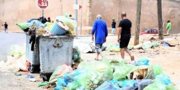 تراكم الأزبال يقلق سكان الدارالبيضاء والجماعة توضح تراكم الأزبال يقلق سكان الدارالبيضاء والجماعة توضح