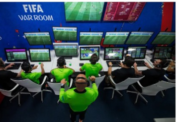 قبيل انطلاق مباراة المغرب وفرنسا.. الفيفا يدخل إجراء تقنيا جديدا على الفار