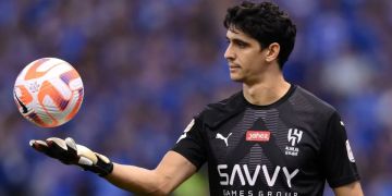 ياسين بونو يرفض عرضا مغريا ويتمسك بالبقاء مع الهلال السعودي