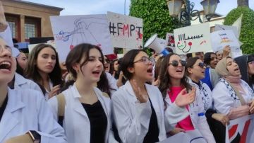 ملفات عالقة وشبهات تسريبات.. طلبة الطب يلوحون بالاحتجاج ملفات عالقة وشبهات تسريبات.. طلبة الطب يلوحون بالاحتجاج