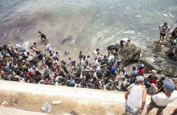 سبتة.. احتجاجات عنيفة وأزمة إنسانية تعصف بالجيب الإسباني بعد شهر من تدفق المهاجرين سبتة.. احتجاجات عنيفة وأزمة إنسانية تعصف بالجيب الإسباني بعد شهر من تدفق المهاجرين