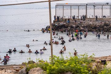 القضاء الإسباني يفتح تحقيقا في أحداث سبتة.. وجمعيات قضائية تدعو إلى مقاربة قانونية وإنسانية للأزمة القضاء الإسباني يفتح تحقيقا في أحداث سبتة.. وجمعيات قضائية تدعو إلى مقاربة قانونية وإنسانية للأزمة
