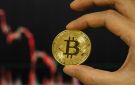 البيتكوين دون 63 ألف دولار وسط تأجيل قانون العملات المشفرة