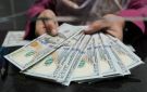 الدولار الأمريكي يستقر قرب أدنى مستوياته في ثلاثة أشهر
