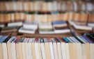 رواج ملحوظ في الكتب المستعملة، هل السبب هو الذكاء الاصطناعي؟ - ma