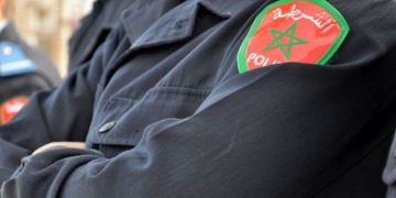 شاب مخمور يعتدي على شرطي مرور وسط طنجة شاب مخمور يعتدي على شرطي مرور وسط طنجة