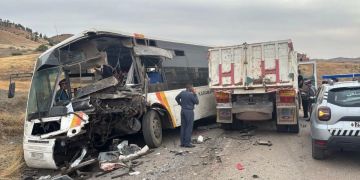 28 جريحا في اصطدام خطير بين شاحنة وحافلة نواحي خنيفرة 28 جريحا في اصطدام خطير بين شاحنة وحافلة نواحي خنيفرة