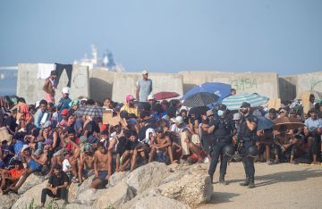 إسبانيا تعزز أمن حدود سبتة تحسبا لمحاولة اختراق جماعي جديدة للمهاجرين إسبانيا تعزز أمن حدود سبتة تحسبا لمحاولة اختراق جماعي جديدة للمهاجرين