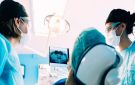 تحذيرات من شهادات مضللة تتيح التدخل في أفواه المرضى دون تكوين طبي