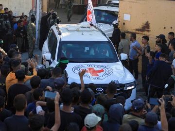 رويترز: كتائب القسام سلمت 13 أسيرا إلى الصليب الأحمر رويترز: كتائب القسام سلمت 13 أسيرا إلى الصليب الأحمر