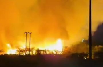 حريق هائل في ولاية نزوى بسلطنة عمان وفرق الدفاع تتدخل (فيديو)