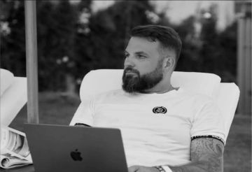 الإعلام الروسي: الإمارات تلقي القبض على عصابة قتلت مستثمر العملات الرقمية الروسي رومان نوفاك وزوجته الإعلام الروسي: الإمارات تلقي القبض على عصابة قتلت مستثمر العملات الرقمية الروسي رومان نوفاك وزوجته