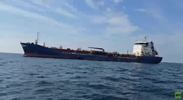 إيران تصادر ناقلة نفط أجنبية على متنها 6 ملايين لتر من الديزل المهرب في بحر سلطنة عمان (فيديو) إيران تصادر ناقلة نفط أجنبية على متنها 6 ملايين لتر من الديزل المهرب في بحر سلطنة عمان (فيديو)